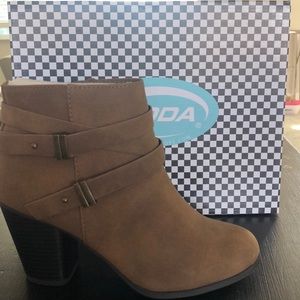 Soda brown ankle boot
